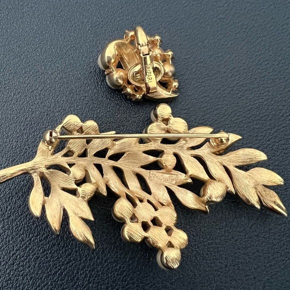 Signed Trifari Vintage Gold Tone Metal Leaf Brooch with Faux Pearls + 1 earring - Picture 5 of 8
